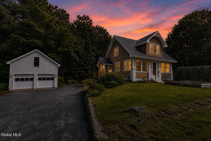 31 Taborton Road, Sand Lake, NY
