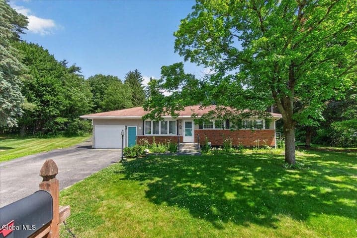 8 Helen Court, Glenville, NY, photo 3