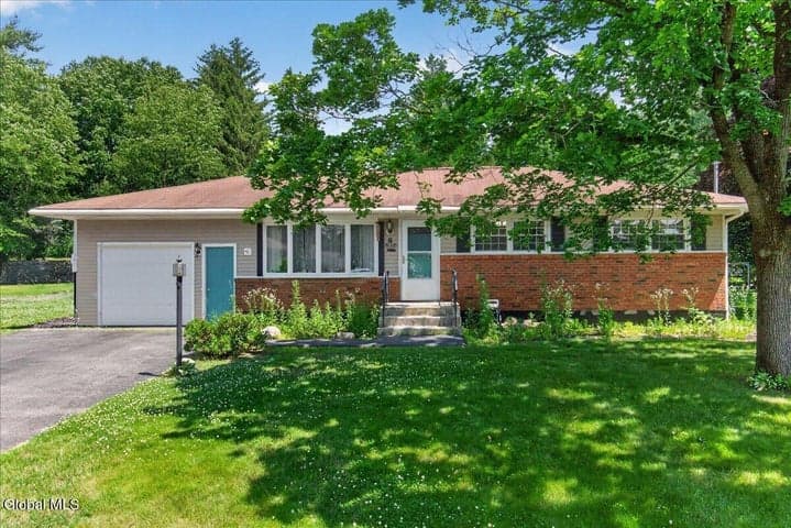 8 Helen Court, Glenville, NY