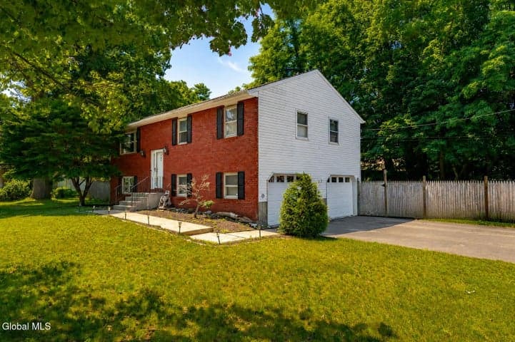 2 Melissa Court, Colonie, NY, photo 2