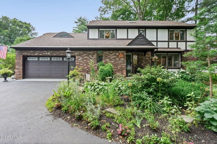 240 W Bentwood Court, Guilderland, NY