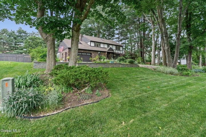 240 W Bentwood Court, Guilderland, NY, photo 2