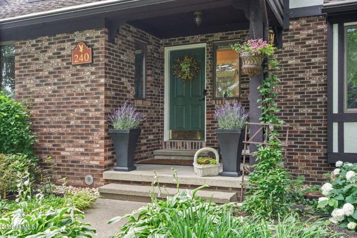 240 W Bentwood Court, Guilderland, NY, photo 3