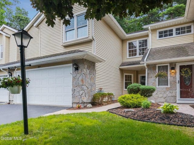 607 Highwood Circle, Guilderland, NY, photo 3