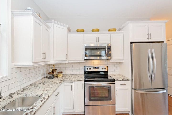 8 Brookhaven Court, Wilton, NY, photo 2