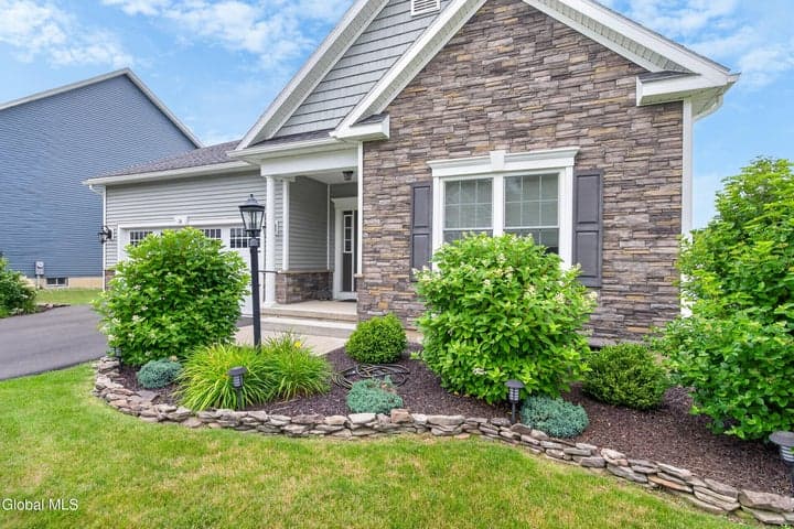 14 Julia Rose Court, Glenmont, NY, photo 2