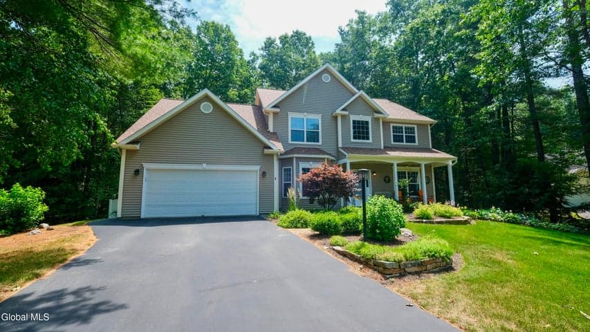 4 Fenimore Place, Wilton, NY, photo 2