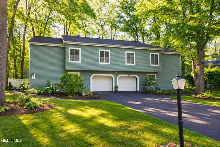 17 Spruce Court, Delmar, NY, photo 2