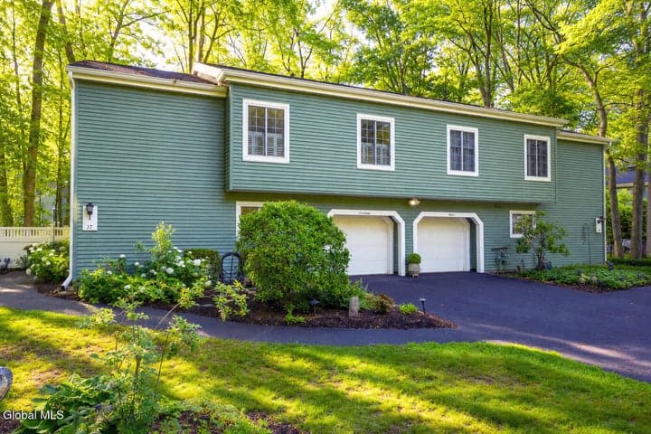 17 Spruce Court, Delmar, NY