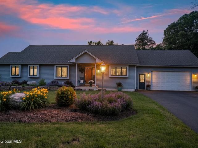 33 Maid Marion Way, Queensbury, NY, photo 1