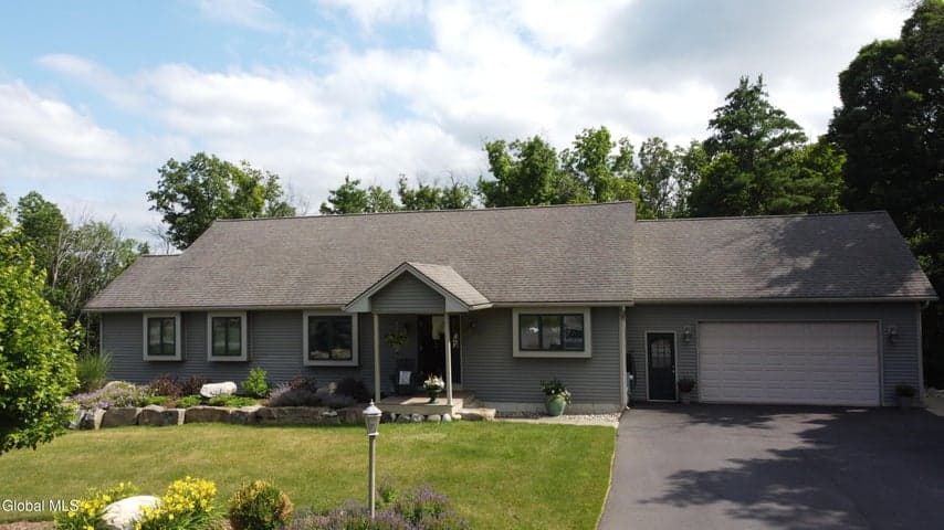 33 Maid Marion Way, Queensbury, NY, photo 2