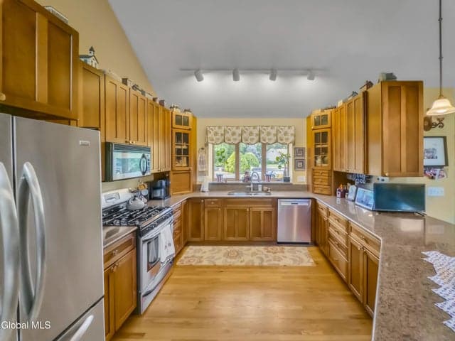 33 Maid Marion Way, Queensbury, NY, photo 5