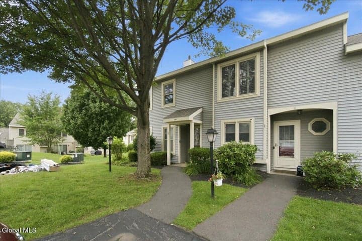 5 Minuteman Court, Halfmoon, NY, photo 1