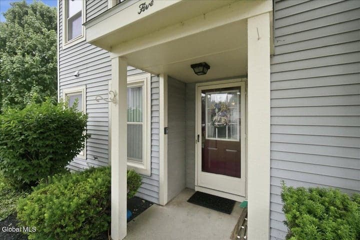 5 Minuteman Court, Halfmoon, NY, photo 2