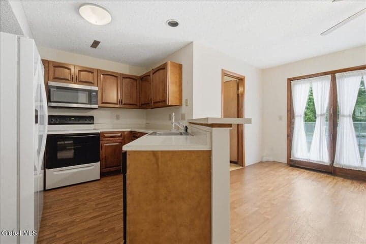 5 Minuteman Court, Halfmoon, NY, photo 4