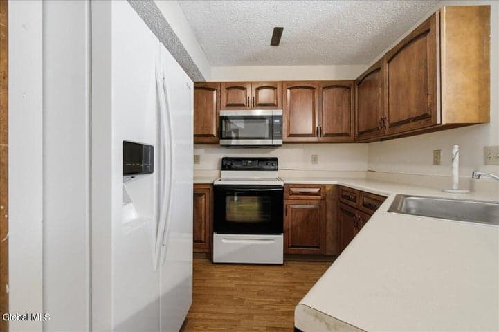 5 Minuteman Court, Halfmoon, NY, photo 5