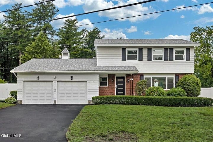 8 Woodland Drive, Colonie, NY