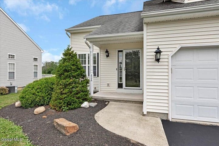 42A Raylinsky Lane, Halfmoon, NY, photo 2