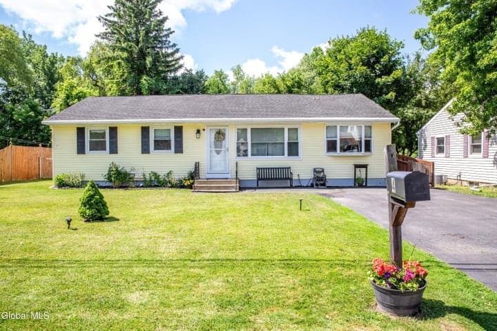 4 Amelia Drive, Colonie, NY