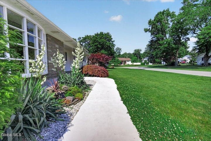 2264 Preisman Drive, Niskayuna, NY, photo 2