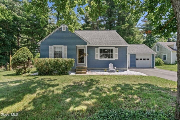 7 Pinewood Road, Guilderland, NY