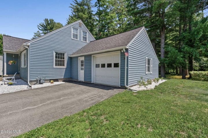 7 Pinewood Road, Guilderland, NY, photo 3
