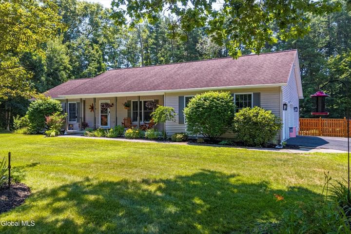 10 Snowberry Lane, Wilton, NY