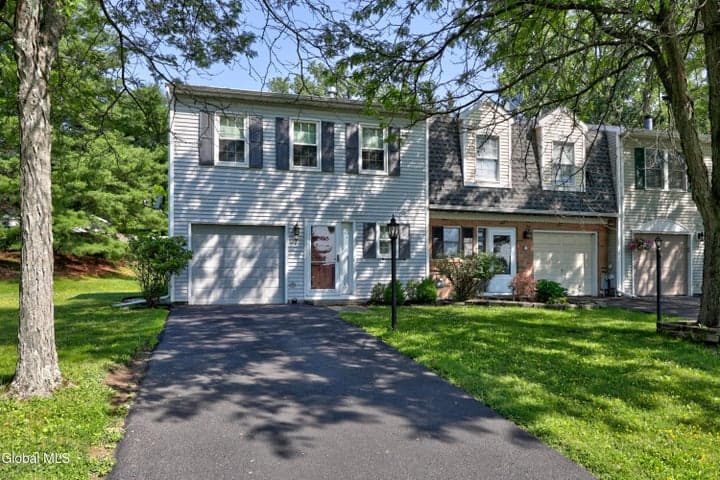 7 Bridgewood Lane, Colonie, NY, photo 1