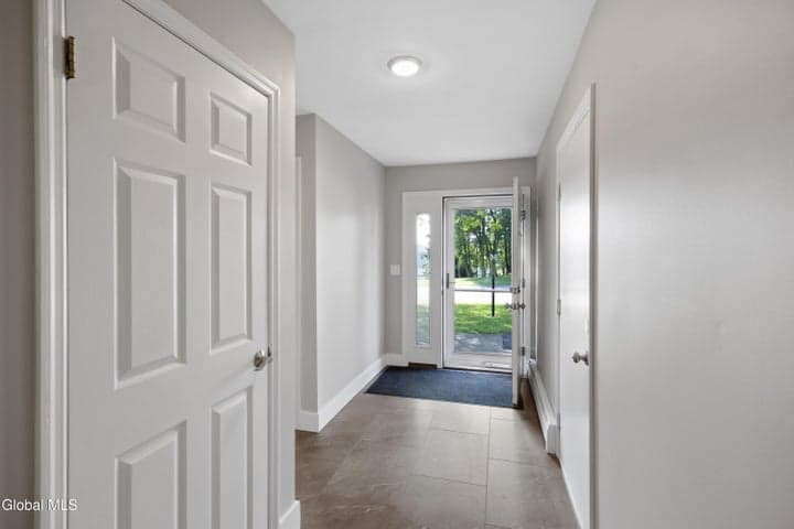 7 Bridgewood Lane, Colonie, NY, photo 3