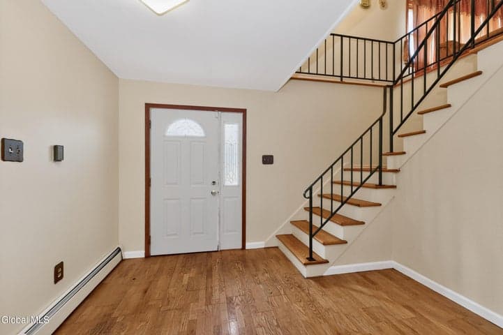 6 Theresa Ann Court, Colonie, NY, photo 2