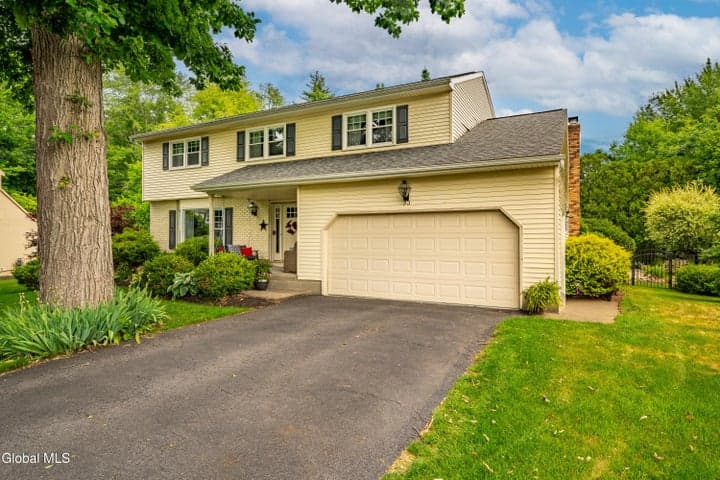 33 Sheffield Drive, Delmar, NY, photo 2