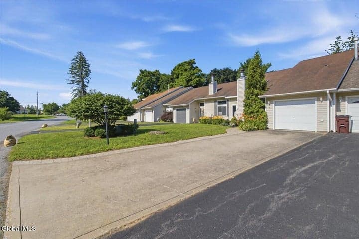8 Green Meadow Drive, Clifton Park, NY, photo 3