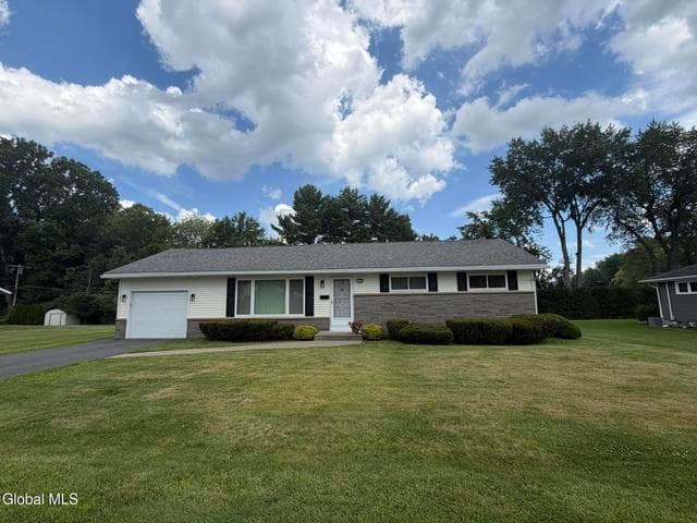 13 Blue Creek Lane, Latham, NY, photo 1