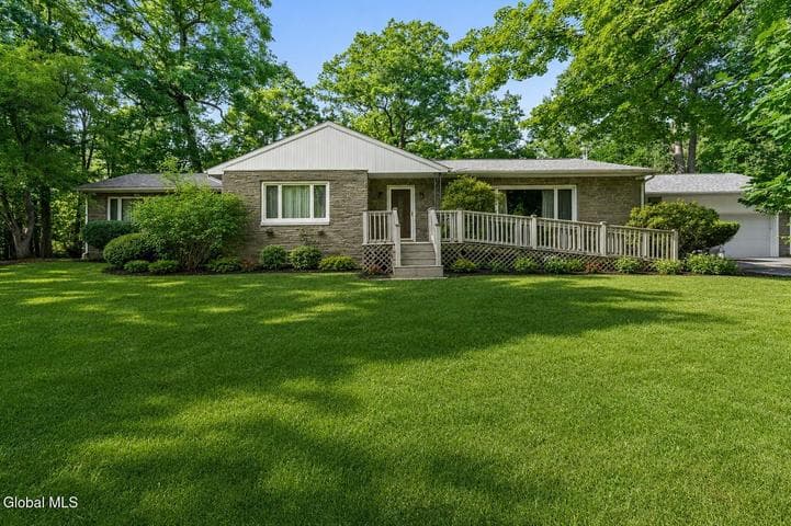 39 Woodside Drive, Glenville, NY