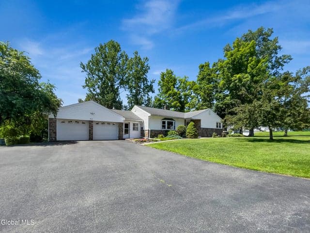 20 Patricia Lane, Guilderland, NY, photo 2