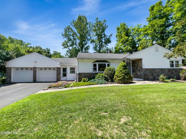 20 Patricia Lane, Guilderland, NY, photo 1