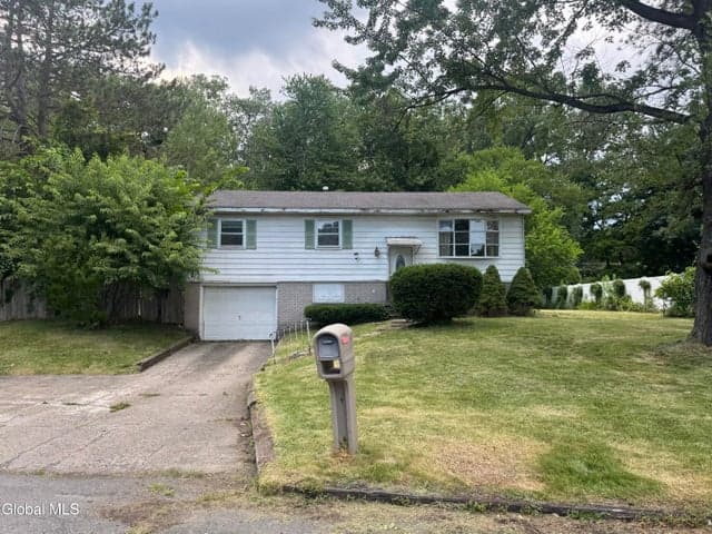 24 Aspen Road, Latham, NY, photo 1