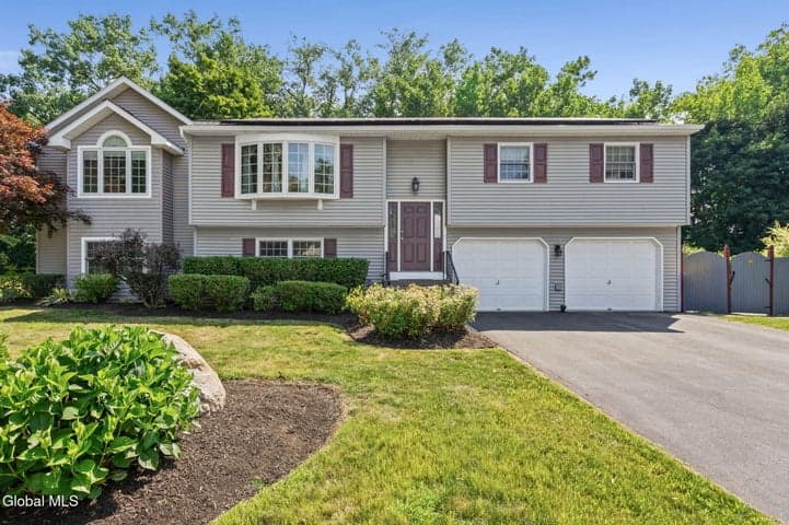 19 Skyline Drive, Latham, NY, photo 2