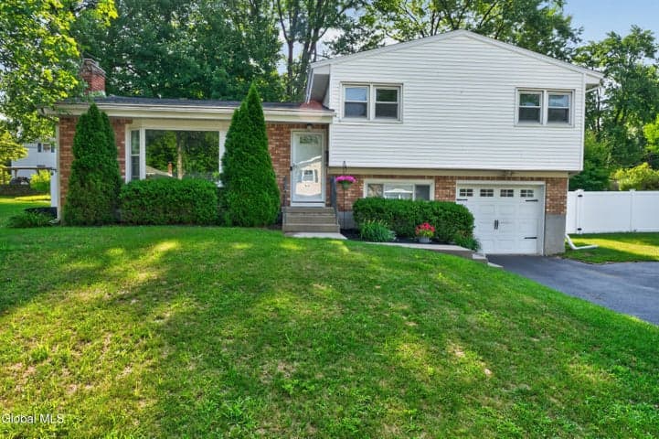 29 Brookwood Drive, Latham, NY