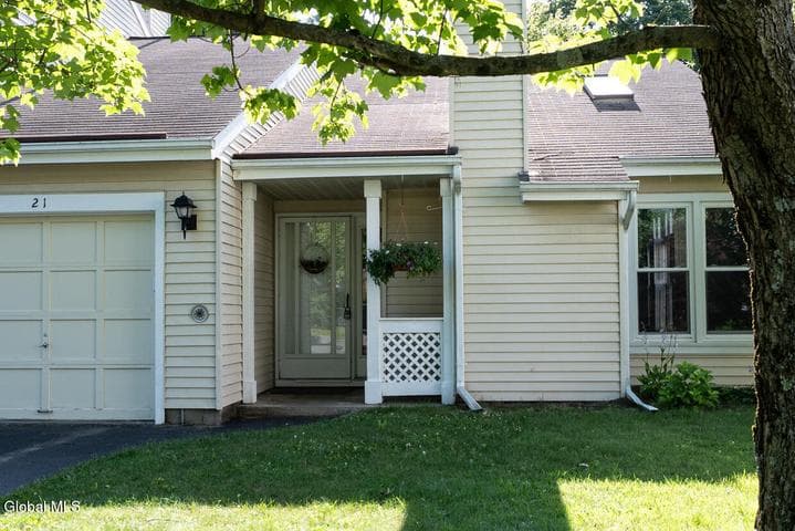 21 Cobble Court, Clifton Park, NY, photo 2