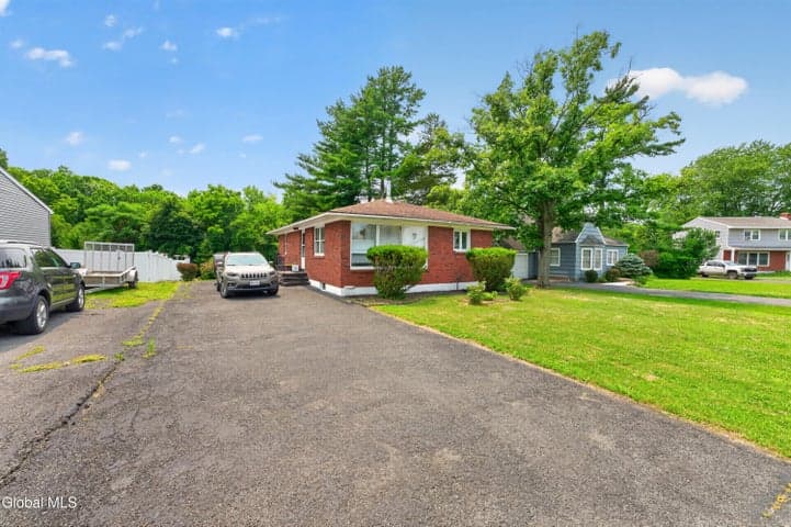 9 Fairlawn Avenue, East Greenbush, NY, photo 2