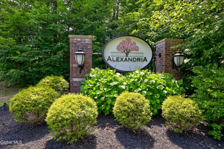 30 Greenbrier Way, Halfmoon, NY, photo 3