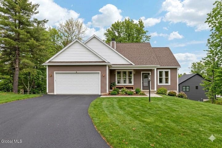 27 Woodland Hill Road, North Greenbush, NY