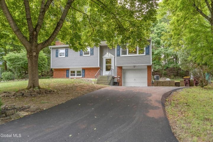 19 Chinquapin Avenue, East Greenbush, NY, photo 1