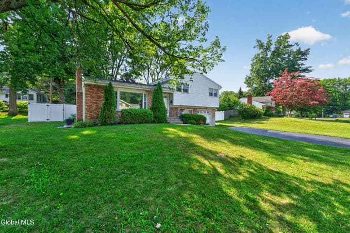 29 Brookwood Drive, Latham, NY, photo 2