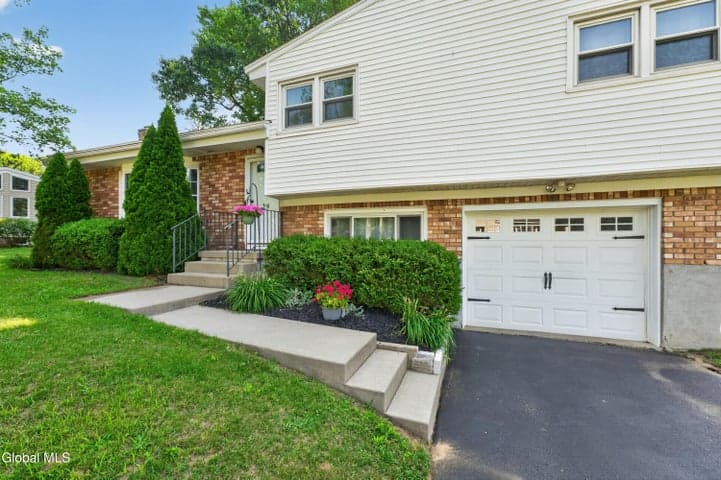 29 Brookwood Drive, Latham, NY, photo 3