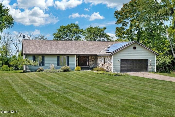 33 Oriel Lane, East Greenbush, NY