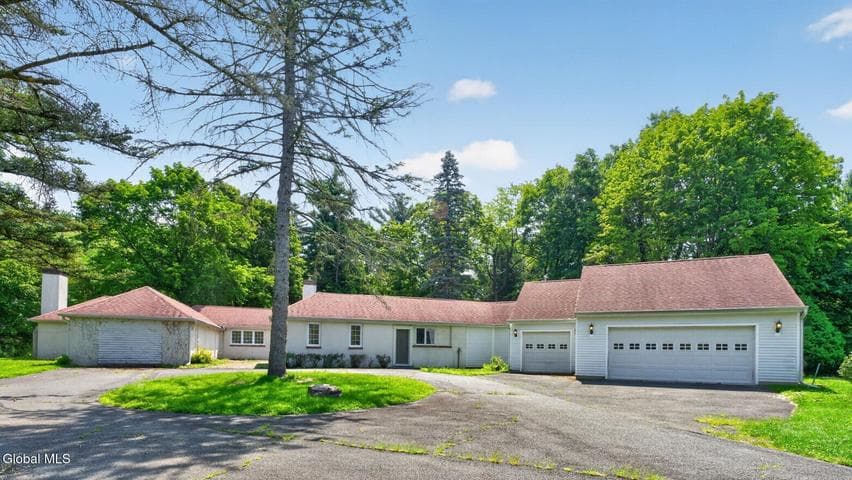 14 Middle Hill Road, Brunswick, NY