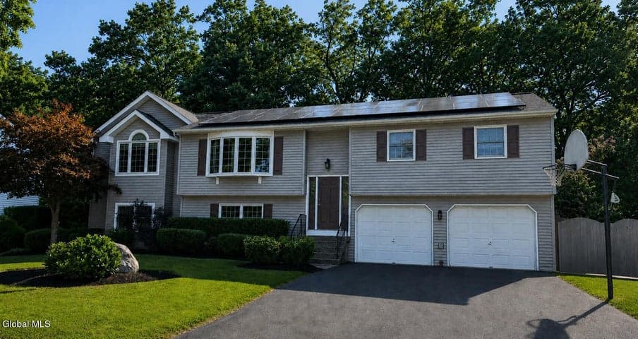 19 Skyline Drive, Latham, NY