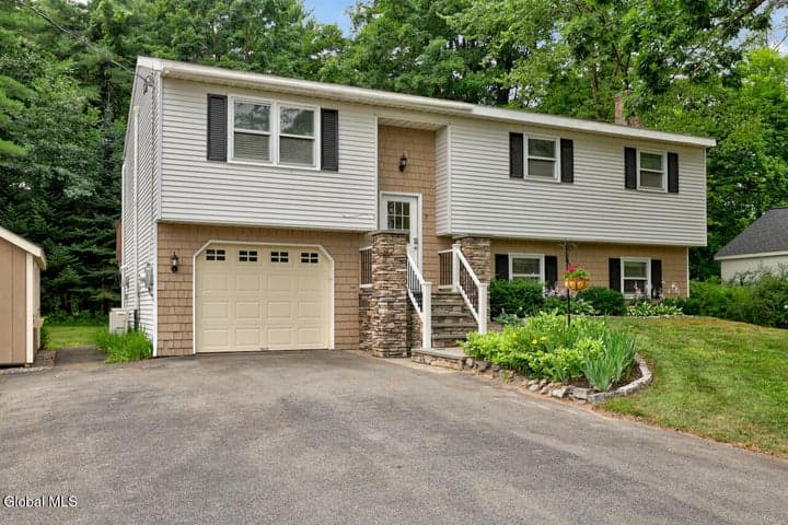 7 Glenwood Drive, Saratoga Springs, NY, photo 2